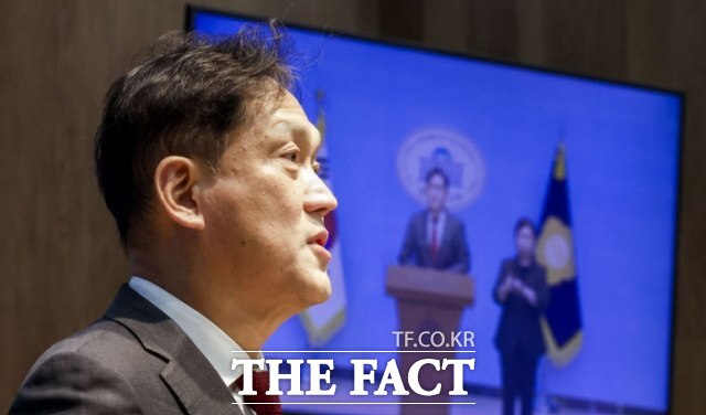 지난 29일 국회 운영위원회의 청와대 국감은 김태규 국민의힘 의원을 둘러싼 여야 공방으로 상당 시간 진척을 보지 못했다. 사진은 김태규 국민의힘 의원이 30일 서울 여의도 소통관에서 전날 열린 국회 운영위원회의 발언권 정지 등과 관련해 현안 기자회견을 하고 있는 모습. /뉴시스