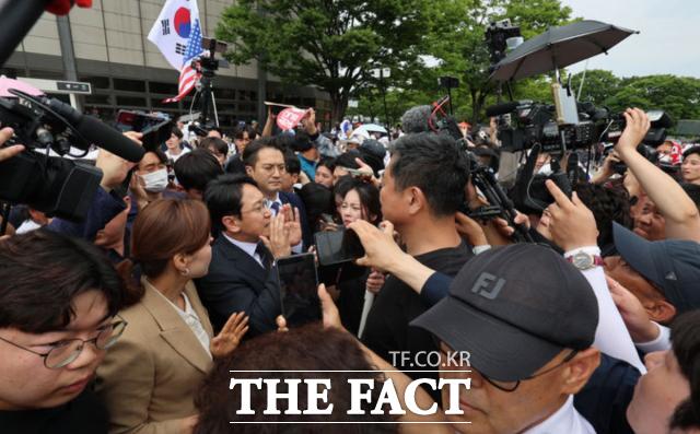 더불어민주당 의원들은 지난 6월 17일 올림픽공원 핸드볼경기장을 찾았다가 집회 참가자들의 거센 항의를 받고 발길을 돌린 바 있다. 사진은 당시 현장을 방문한 천준호·임오경·전용기 민주당 의원들이 집회 참가자들의 항의를 받는 모습. /뉴시스