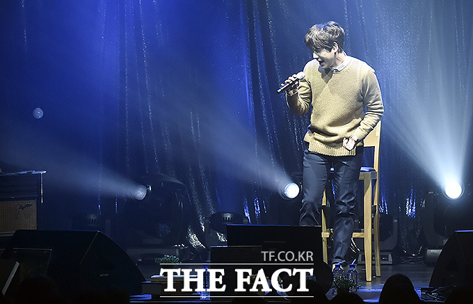 규현이 13일 가을 음악회를 열고 솔로 신곡들을 열창하고 있다. /최진석 기자