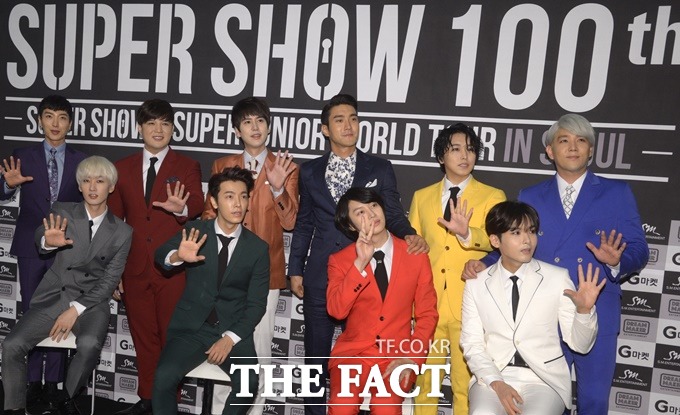 슈퍼주니어 멤버들이 솔로로 걸음을 뗀 규현(뒷줄 왼쪽에서 세 번째)에게 특별한 응원을 보냈다. /이새롬 기자