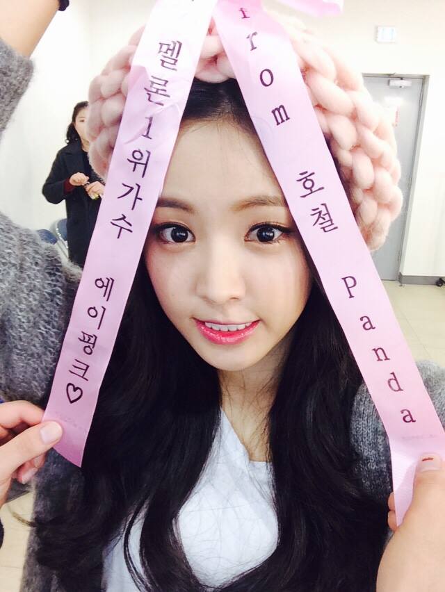 에이핑크가 팬들에게 받은 선물 인증샷을 공개했다 / 사진=에이핑크 페이스북