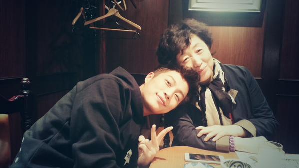 비스트 윤두준이 어머니와 찍은 사진을 공개했다. / 윤두준 트위터