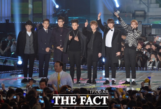 블락비, 핀란드 찍고 이탈리아까지 진출  블락비가 유럽 투어를 돌고 있는 가운데 핀란드 신문을 화려하게 장식했다. /문병희 기자