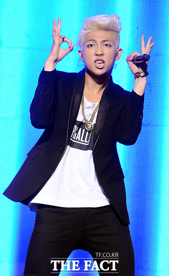 방탄소년단 랩몬스터, 지코와 함께 아이돌 실력파 래퍼! 방탄소년단이 20일 인기 검색어에 등장했다. 아이돌 실력파 래퍼인 방탄소년단 랩몬스터의 인터뷰 내용이 눈길을 끌고 있다. / 더팩트 DB