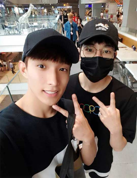 세븐틴 도겸과 원우가 셀카를 찍고있다. / 세븐틴 공식 SNS