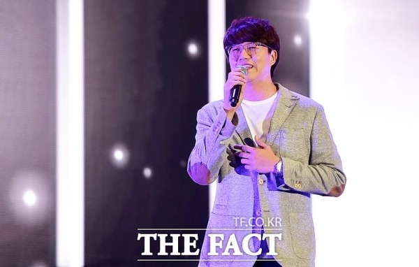 성시경은 6일, 지난해 발매한 '어디선가 언젠가'로 '클릭스타워즈' 가수랭킹 23위를 차지했다. '어디선가 언젠가'는 성시경이 직접 작곡한 노래로 알려져 관심을 모았다. /더팩트 DB