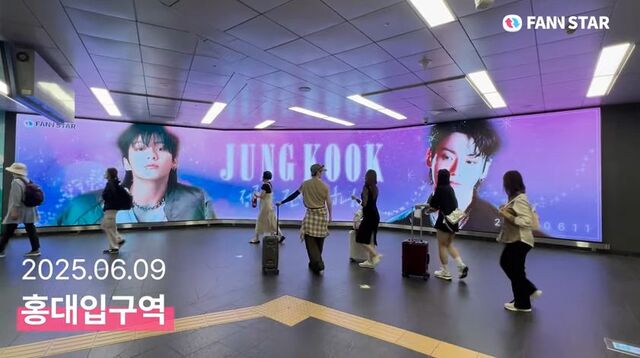정국아 전역 축하해 11일 그룹 방탄소년단 정국의 전역을 맞아 서울 마포구 홍대역 공항철도 AM보드에서 축하 영상이 상영 중이다. /팬앤스타