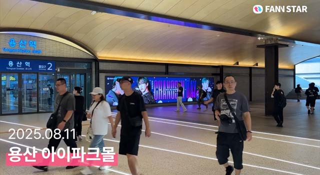 창빈아 생일 축하해 11일 그룹 스트레이키즈 창빈의 생일을 맞아 서울 용산구 용산역 아이파크몰 미디어월에서 축하 영상이 상영 중이다. /팬앤스타