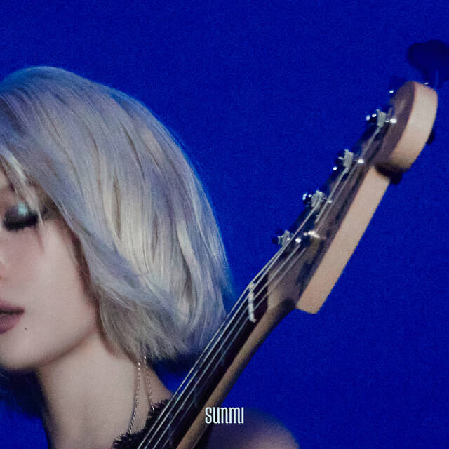 가수 선미는 지난 25일 BLUE!를 발매했다. /어비스컴퍼니