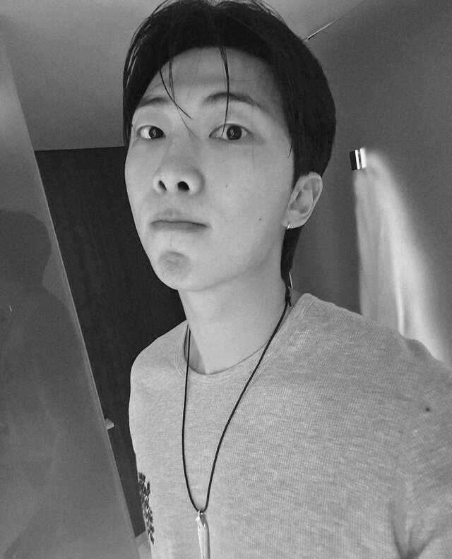 RM은 독서를 사랑하는 아이돌로 유명하다. / RM 공식 인스타그램