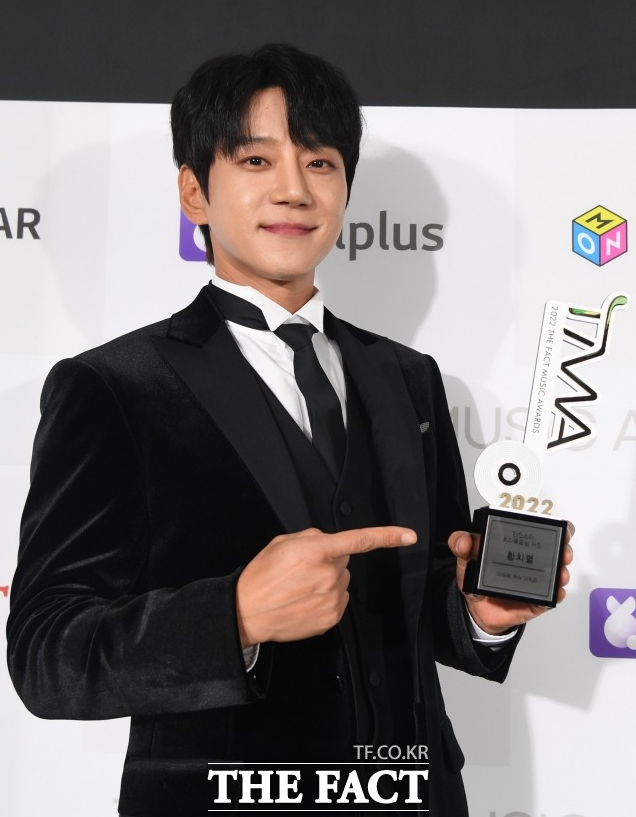 가수 황치열이 팬앤스타 솔로랭킹 11위에 올랐다. 남은 투표 기간 동안 순위가 오를지 기대된다. /이새롬 기자