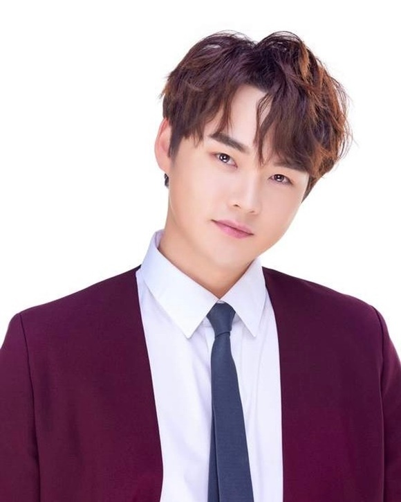 가수 박서진이 팬앤스타 트로트 랭킹 18위에 올랐다. 남은 투표 기간 동안 순위가 오를지 기대된다. /타조엔터테인먼트