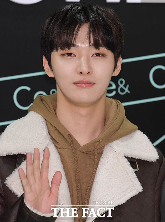 가수 윤지성이 팬앤스타 위클리 뮤직 투표 35위에 올랐다. 남은 투표 기간 동안 순위가 오를지 기대된다. /더팩트DB