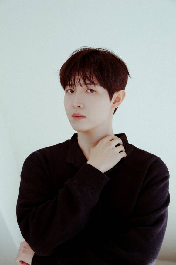 가수 김재환이 팬앤스타 솔로랭킹 투표 34위에 올랐다. 남은 투표 기간 동안 순위가 오를지 기대된다./웨이크원
