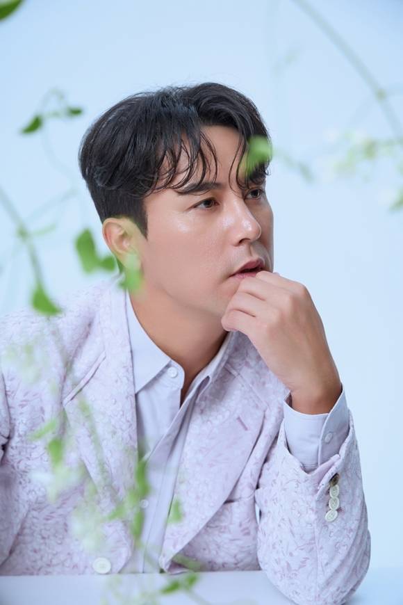 가수 장민호가 팬앤스타 솔로랭킹 투표 23위에 올랐다. 남은 투표 기간 동안 순위가 오를지 기대된다./호엔터테인먼트