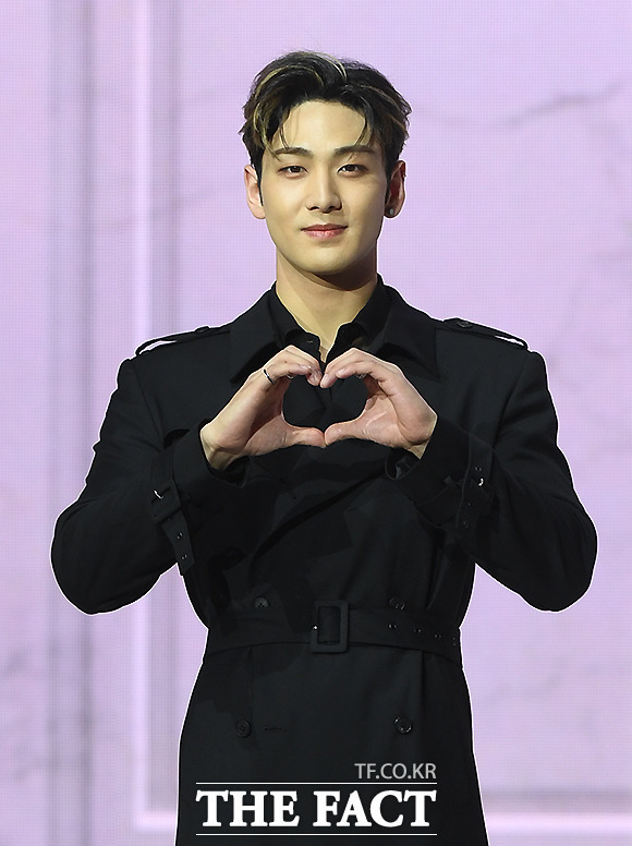 가수 백호가 팬앤스타 솔로랭킹 투표 15위에 올랐다. 남은 투표 기간 동안 순위가 오를지 기대된다./더팩트 DB