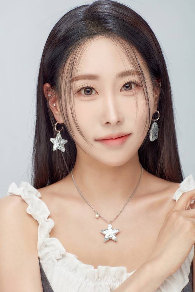 지난 24일 가수 김의영이 ‘팬앤스타’ 여자스타 랭킹 1위에 올랐다. /DR뮤직