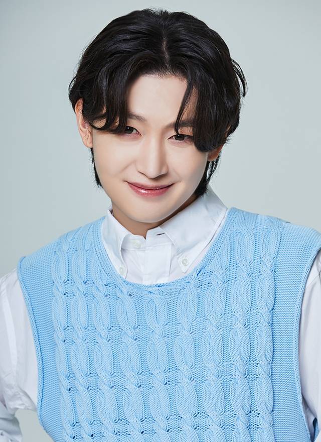 지난 24일 가수 김용빈이 ‘팬앤스타’ 트로트 랭킹 1위에 올랐다. /오네스타컴퍼니
