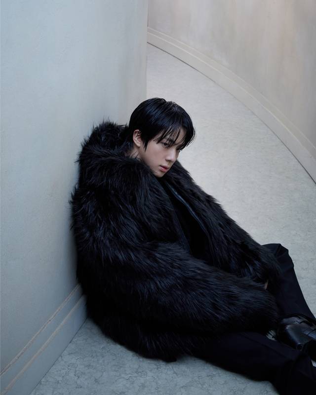 그룹 방탄소년단 진이 팬앤스타 솔로랭킹에서 50주 연속 1위를 달성했다. /진 인스타그램