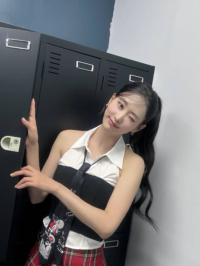 Kim Eui Young continues its solo dominance, ranking No. 1 on the 'FANNSTAR' female star ranking for six consecutive weeks.