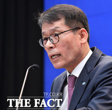 김성태 기업은행장, 불법대출에 노사갈등까지…겹악재
